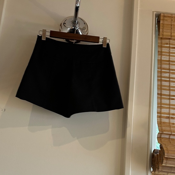 High-Waisted Black Shorts 0 - Picture 3 of 4